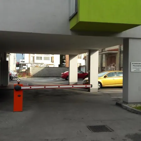 Modern Center With Private Parking Apartmán Martin